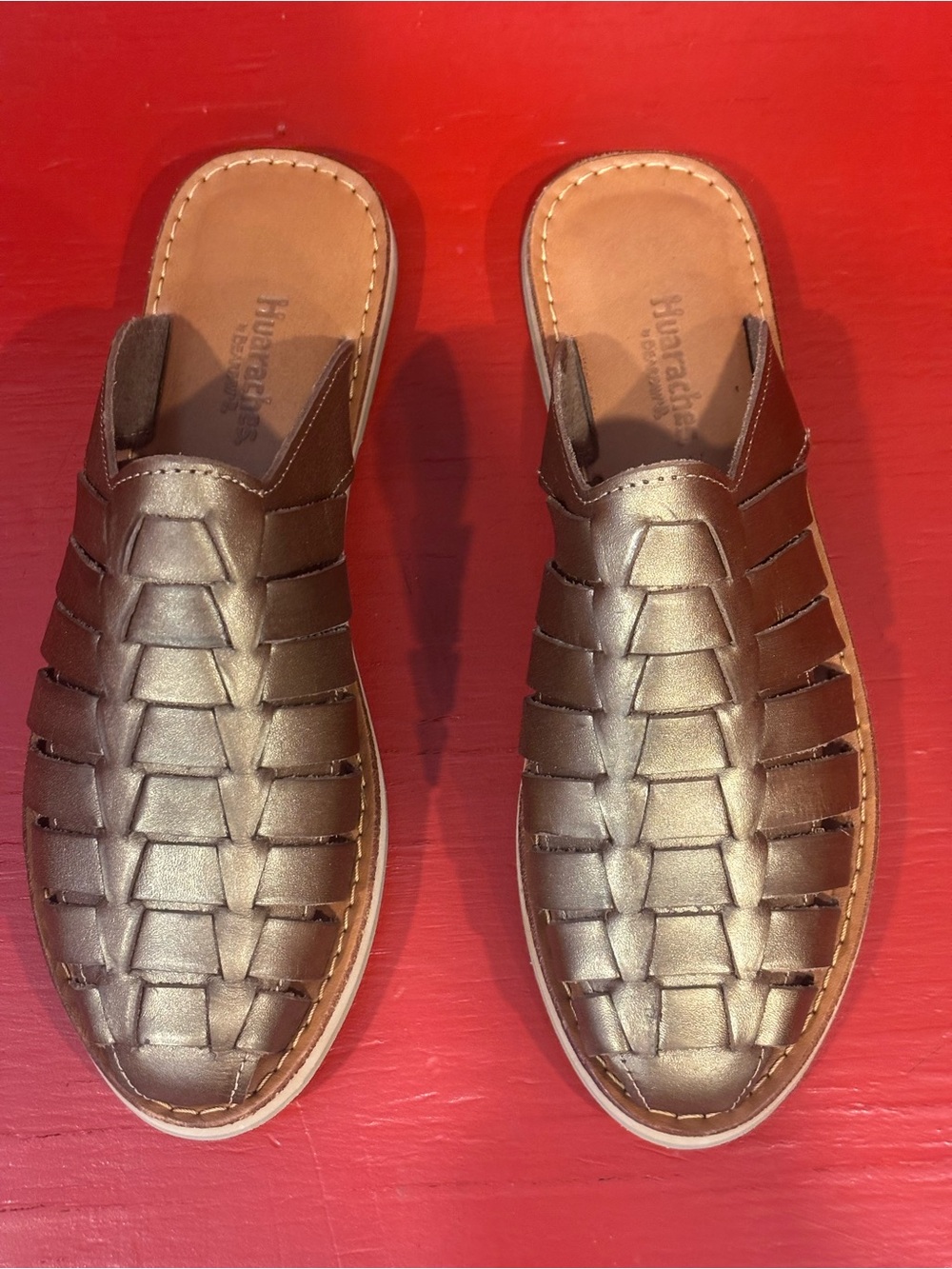 BNWOT Huaraches Bearpaw Rose Gold Leather Sandals